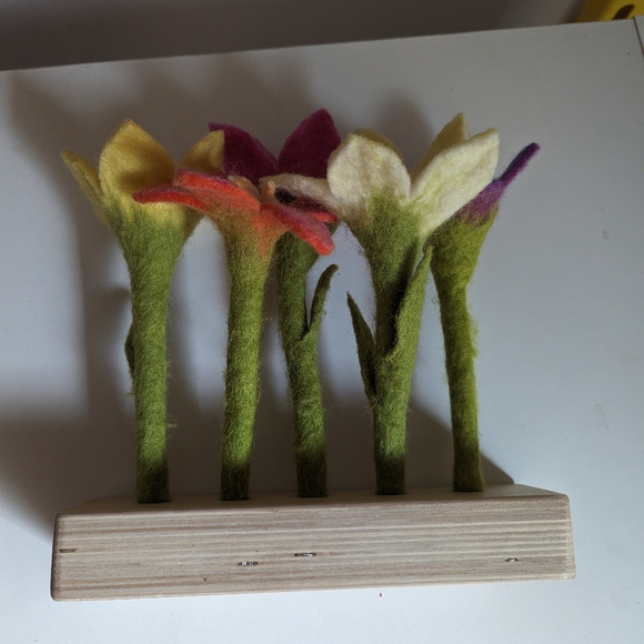 LOVEVERY Felt Flower Toy - Fine Motor Skills Montessori - The Helper Kit - Picture 5 of 6